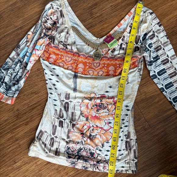 Save the Queen Top with Medallion - Picture 6 of 7